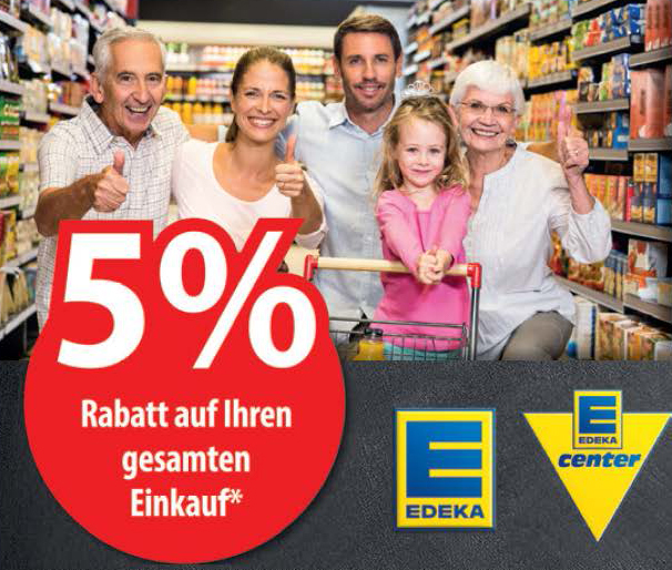 Glückliche Familie beim Einkaufen im Supermarkt