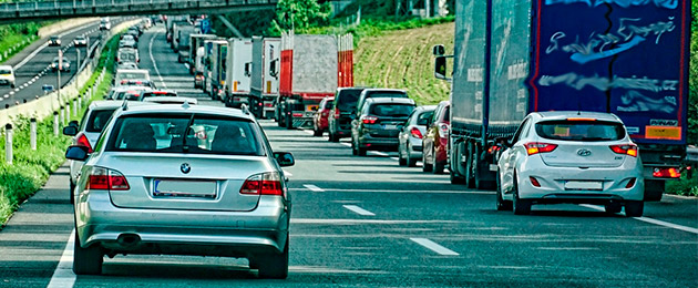 So verhalten Sie sich im Ernstfall richtig : Rettungsgassen - Erste Hilfe im Straßenverkehr