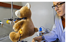 TÜV Test auf Entflammbarkeit eines Teddybären